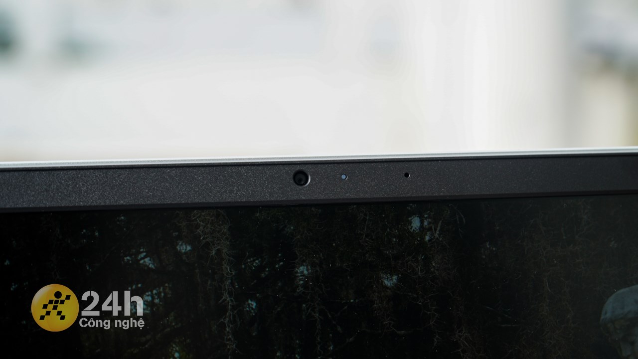 Laptop còn được trang bị sẵn webcam