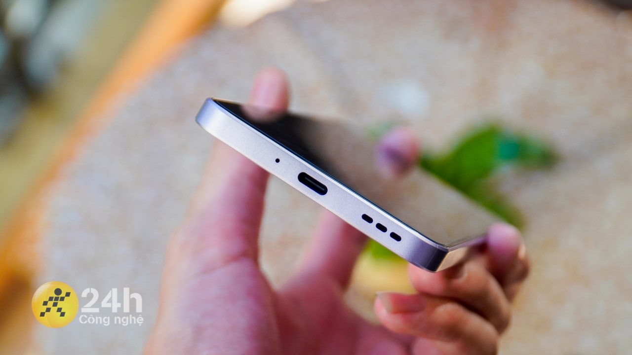 Cạnh đáy của OPPO Reno11 F 5G chứa mic, dải loa và cổng sạc USB-C.