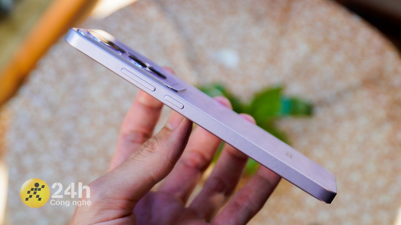 Cạnh phải của OPPO Reno11 F 5G chứa cụm phím tăng giảm âm lượng và nút nguồn.