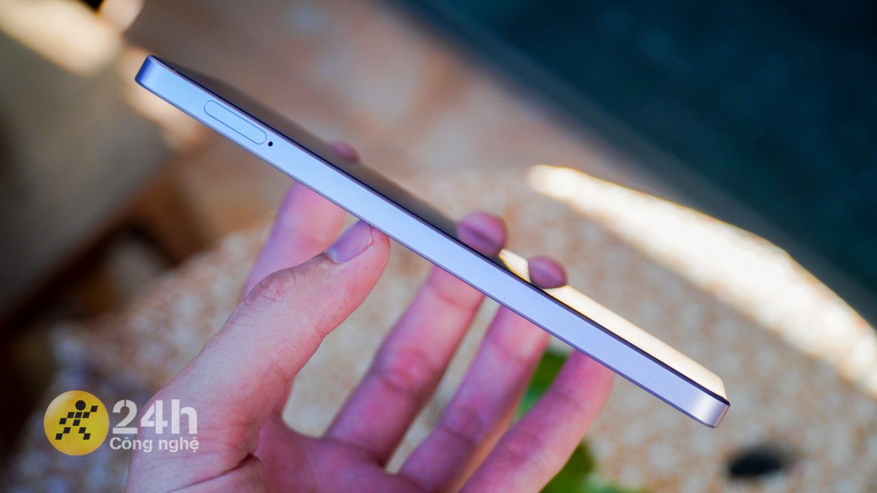 Cạnh phải của OPPO Reno11 F 5G chứa khe cắm SIM.