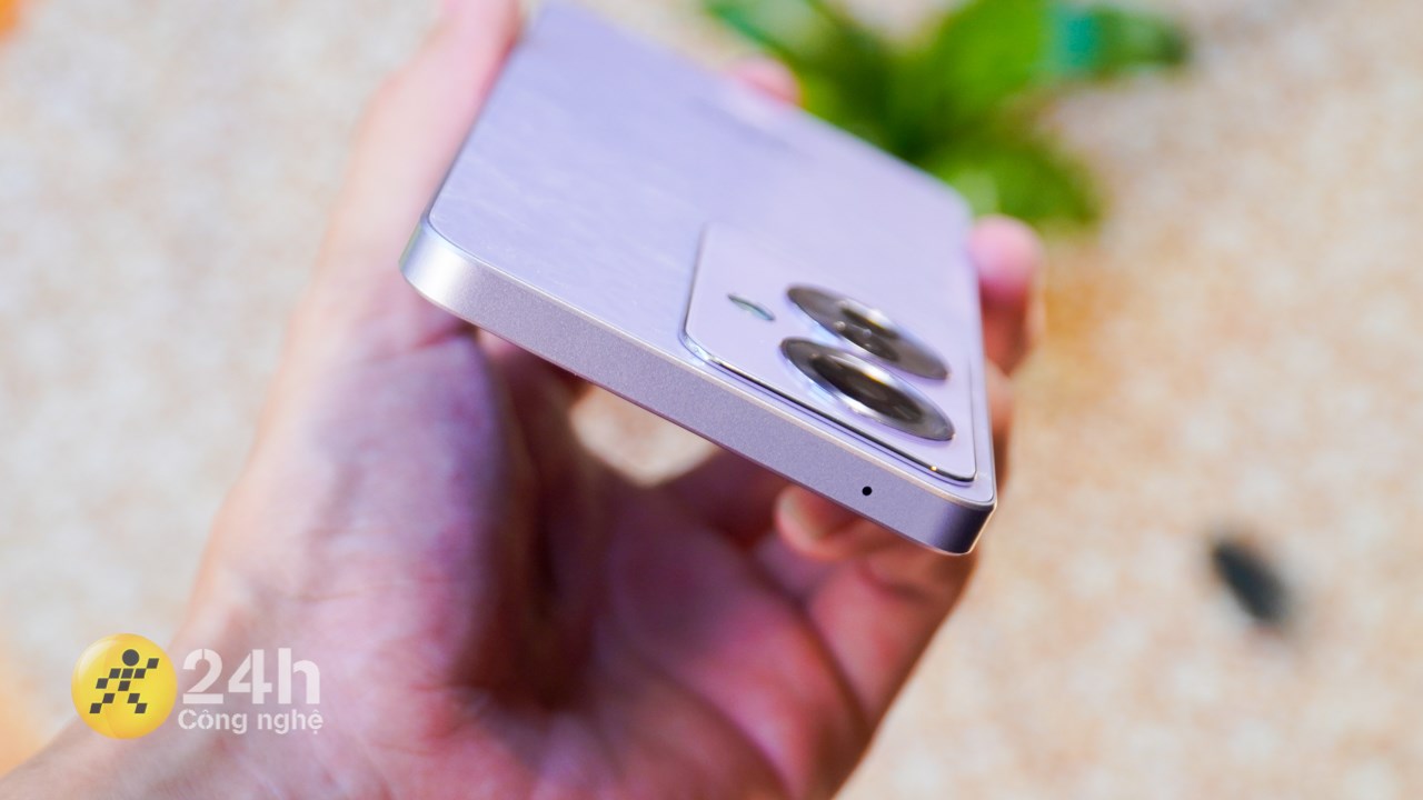 Cạnh trên OPPO Reno11 F 5G chứa mic phụ.