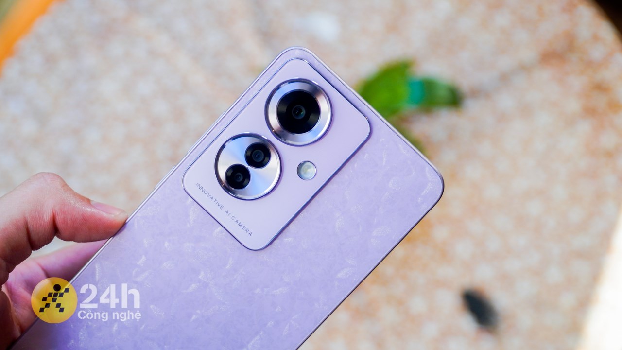 Cụm camera của OPPO Reno11 F 5G được thiết kế theo chiều dọc và đồng màu với mặt lưng.