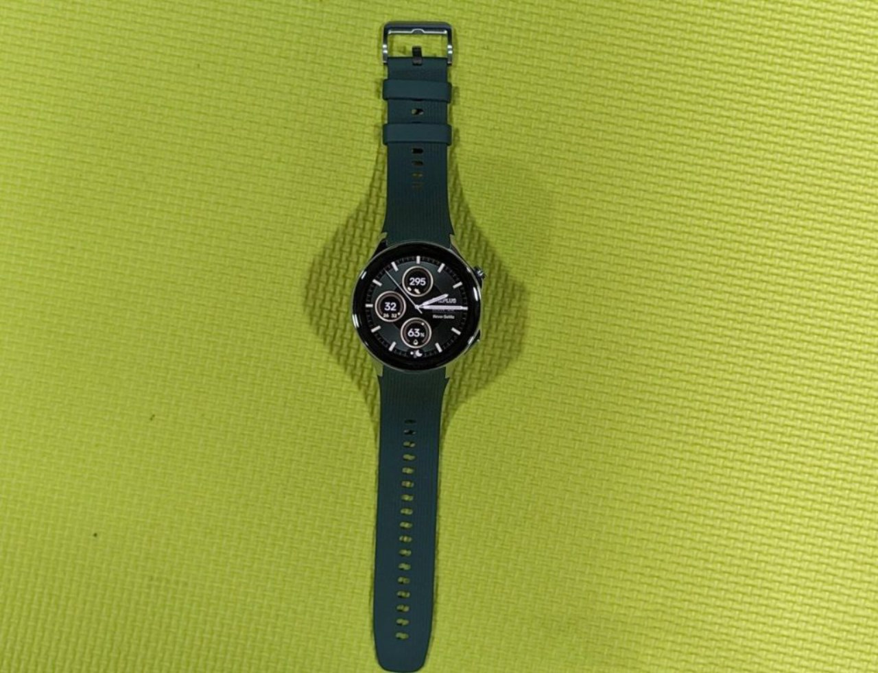 OnePlus Watch 2 được trang bị dây đeo Silicone rất êm và thoáng khí. Nguồn: FoneArena. OnePlus Watch 2 được trang bị dây đeo Silicone rất êm và thoáng khí. Nguồn: FoneArena.