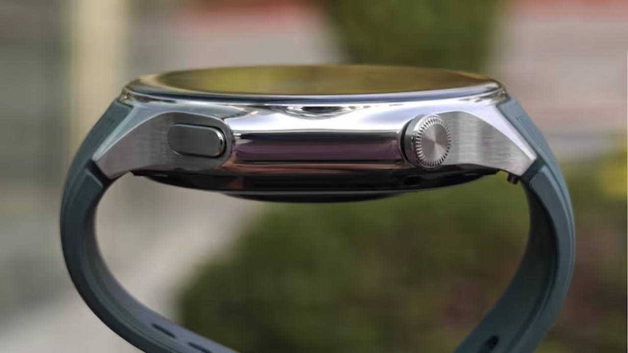 Phần nút và núm xoay của OnePlus Watch 2 đều được đặt ở bên phải và lùi sâu một chút vô bên trong. Nguồn: India Today. Phần nút và núm xoay của OnePlus Watch 2 đều được đặt ở bên phải và lùi sâu một chút vô bên trong. Nguồn: India Today.