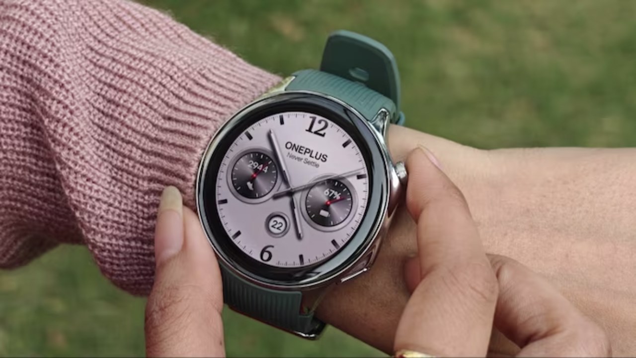 OnePlus Watch 2 được thiết kế bóng bẩy sang trọng và kích thước sản phẩm không quá lớn. Nguồn: India Today. OnePlus Watch 2 được thiết kế bóng bẩy sang trọng và kích thước sản phẩm không quá lớn. Nguồn: India Today.