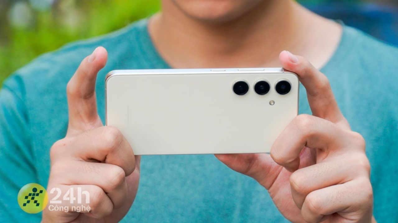 Trên tay Samsung Galaxy S24 với phần viền siêu mỏng 7.6 mm cùng cụm camera chính 50 MP tại Thế Giới Di Động Trên tay Samsung Galaxy S24 với phần viền siêu mỏng 7.6 mm cùng cụm camera chính 50 MP tại Thế Giới Di Động