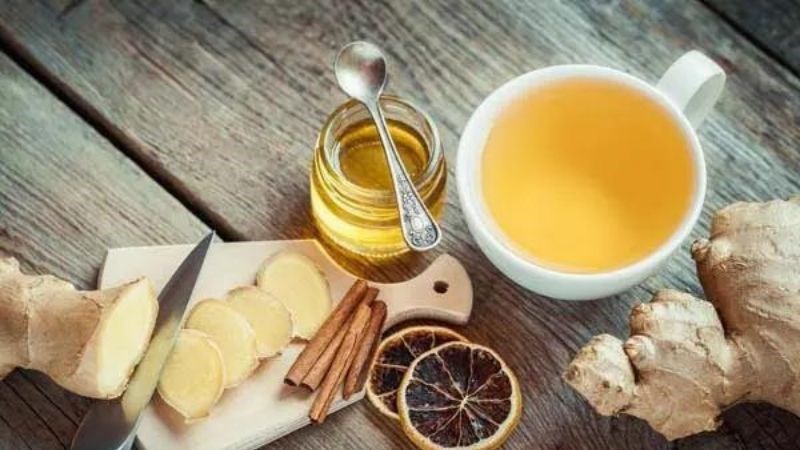 Cha mẹ có thể cho trẻ uống trà gừng mật ong để giảm tình trạng ho có đờm