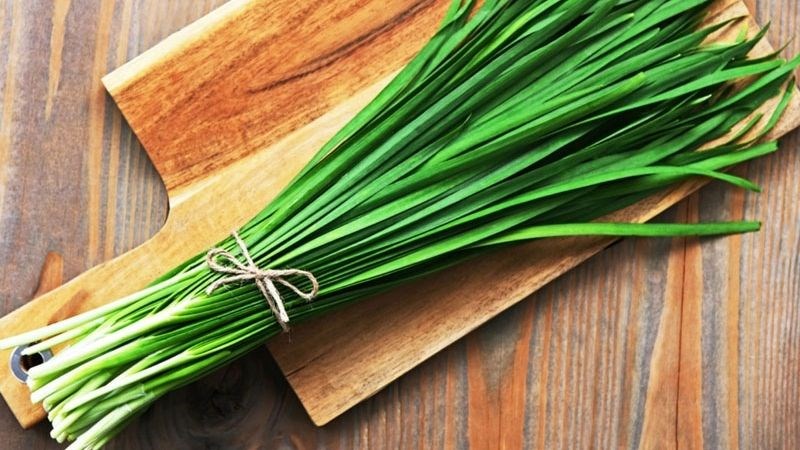Lá hẹ có thể được dùng như một vị thuốc có tác dụng trừ ho, bổ phế