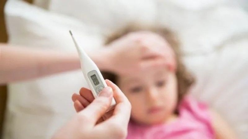 Ho có đờm kèm theo sốt cao là dấu hiệu cần đưa trẻ đến gặp bác sĩ sớm