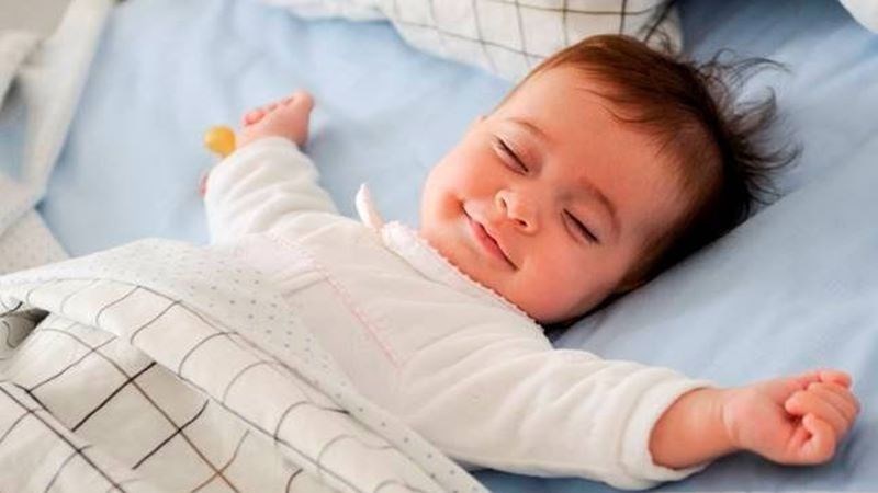 Trẻ nằm cao đầu sẽ hạn chế tình trạng chảy dịch mũi sau tạo kích thích ho