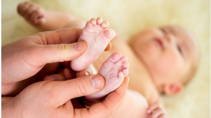 Cha mẹ có thể massage lòng bàn chân để giảm ho có đờm cho trẻ