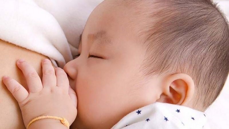 Trẻ bú hoặc uống nhiều nước giúp làm tăng độ ẩm đường hô hấp và giảm ho có đờm