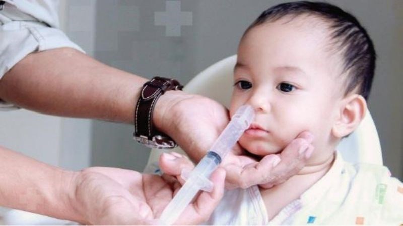 Vệ sinh mũi họng cho trẻ bằng muối loãng có thể giảm ứ đọng đờm gây ho