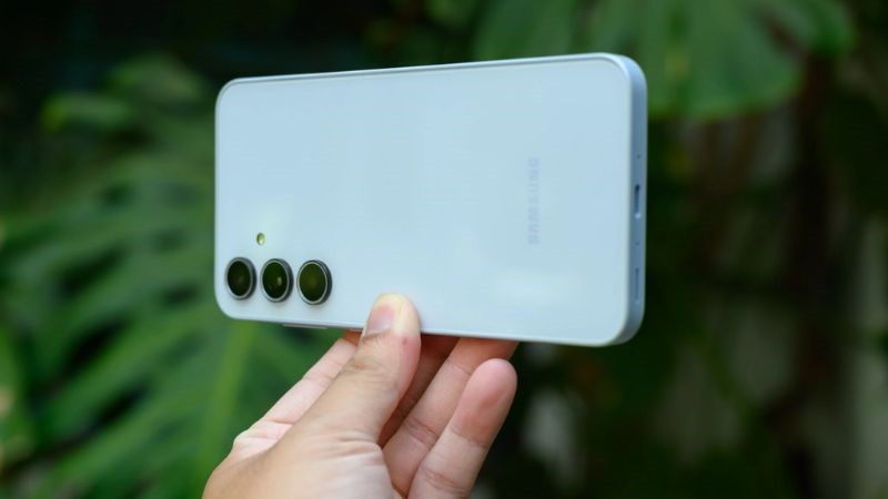 Samsung A35 cho cảm gi&aacute;c cầm nắm gọn nhẹ