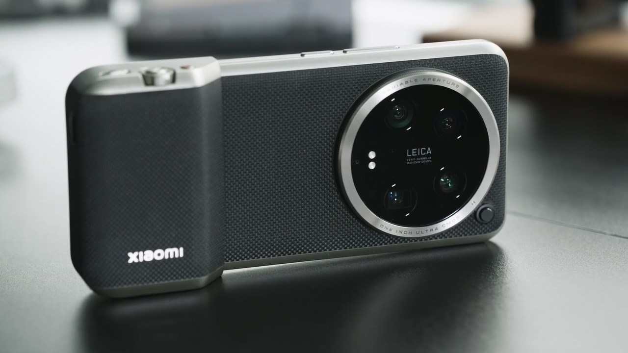 Các phụ kiện hỗ trợ chụp ảnh được lắp hoàn chỉnh vào Xiaomi 14 Ultra