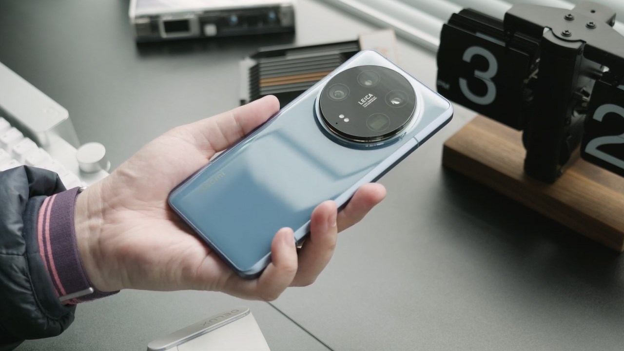 Xiaomi 14 Ultra có thiết kế không thay đổi nhiều so với các thế hệ trước