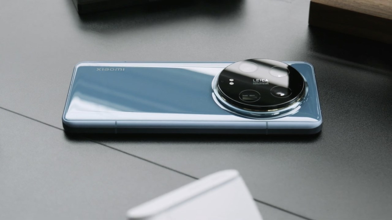 Mặt lưng của Xiaomi 14 Ultra được hoàn thiện dạng phẳng với các cạnh được bo cong nhẹ