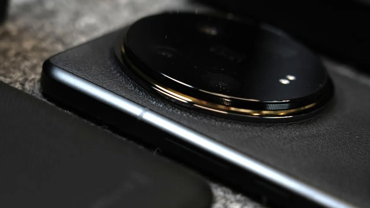 Phần khung viền của Xiaomi 14 Ultra có phần vuông vắn hơn một chút so với trước đây