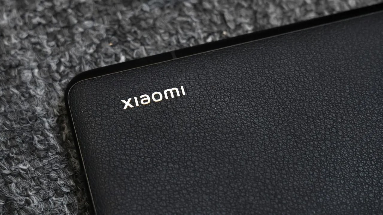 Phiên bản màu đen của Xiaomi 14 Ultra có mặt lưng giả da mềm mại