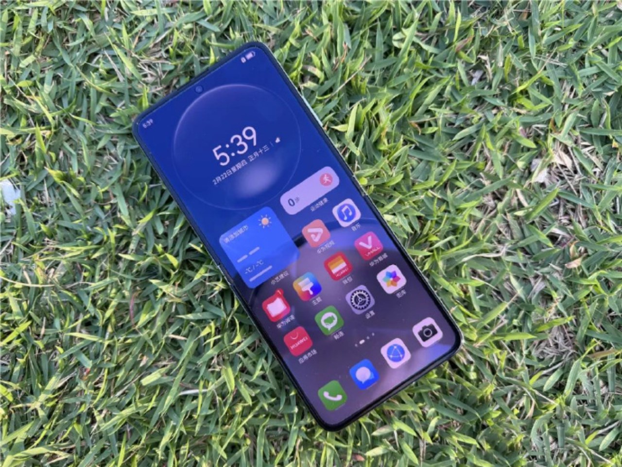 Có thể Huawei Pocket 3 vẫn sẽ được trang bị màn hình 120 Hz (ảnh minh họa: Huawei Pocket 2). Nguồn: Weibo.