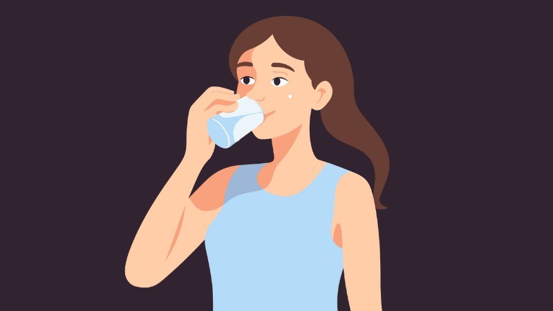 Cung cấp đủ nước giúp da cân bằng độ ẩm và ngăn tình trạng nám nặng lên
