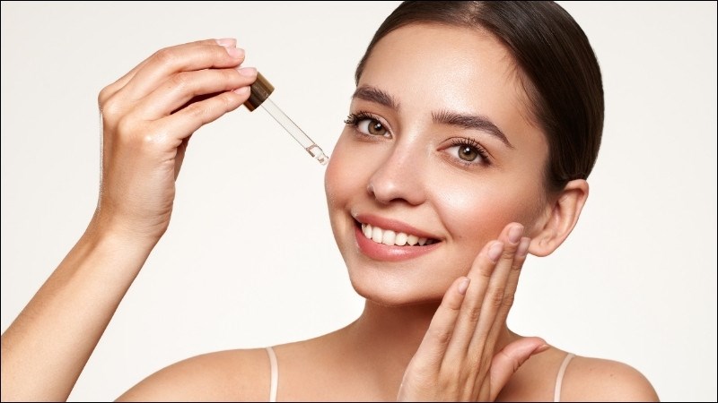 Retinoids - vitamin A giúp trị nám nhờ tăng loại bỏ da chết và ngăn sản xuất melanin