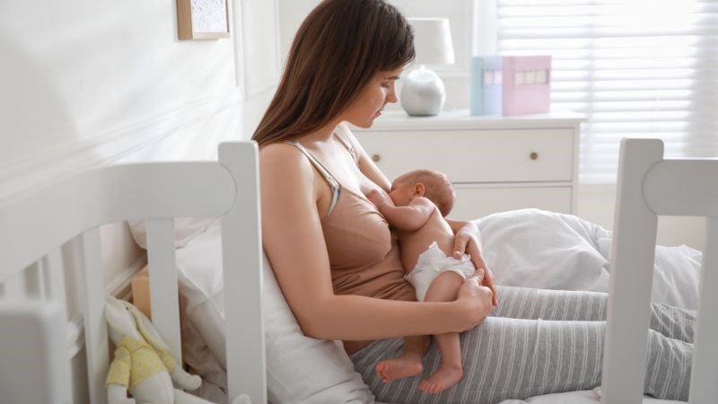 Cỏ linh lăng kết hợp với hạt thì là đen và cỏ ca ri hỗ trợ kích thích tiết sữa mẹ