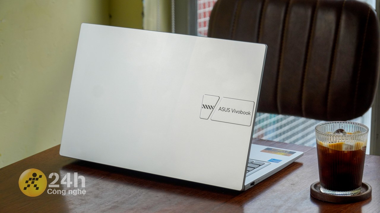 ASUS Vivobook X1404ZA được chế tác từ chất liệu nhựa với độ bền cao và nhẹ