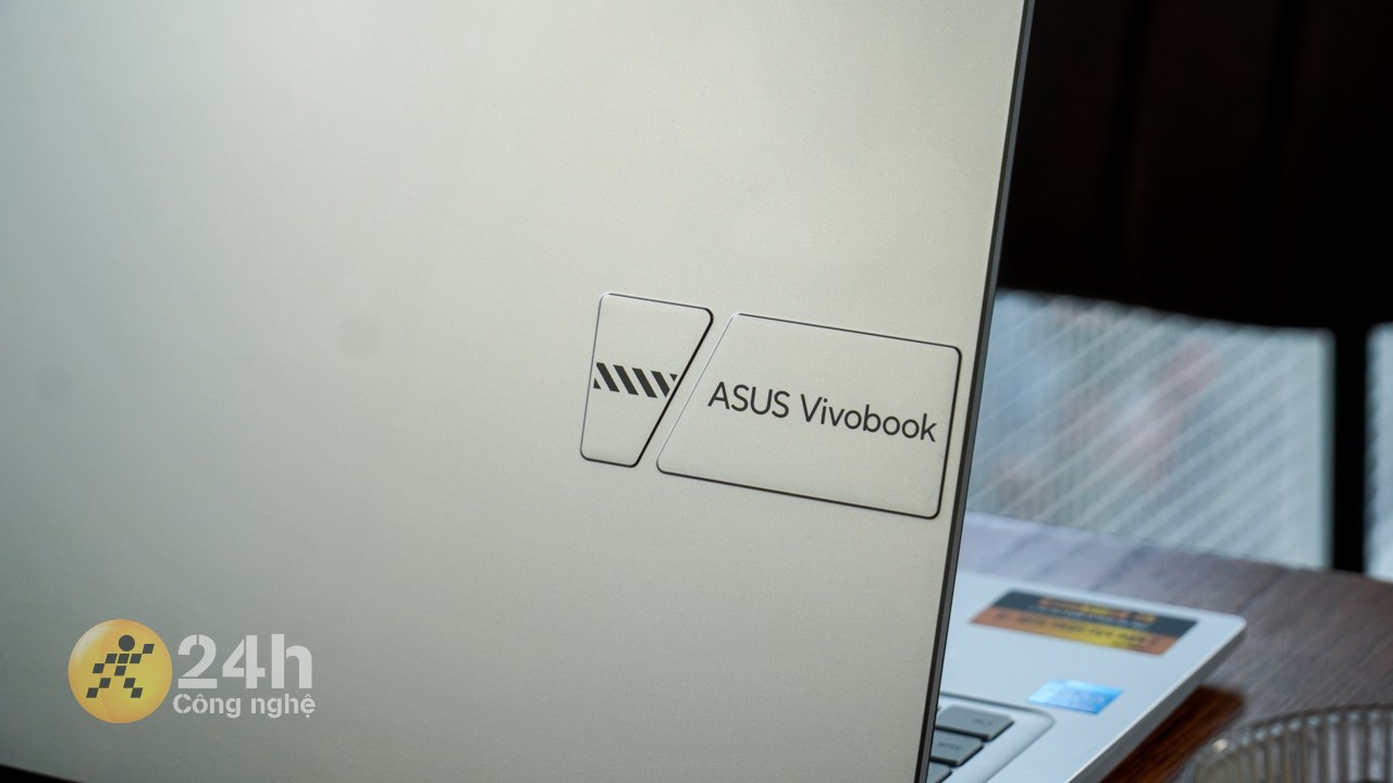 ASUS Vivobook X1404ZA có phần lưng được hoàn thiện dạng bề mặt nhám mịn.