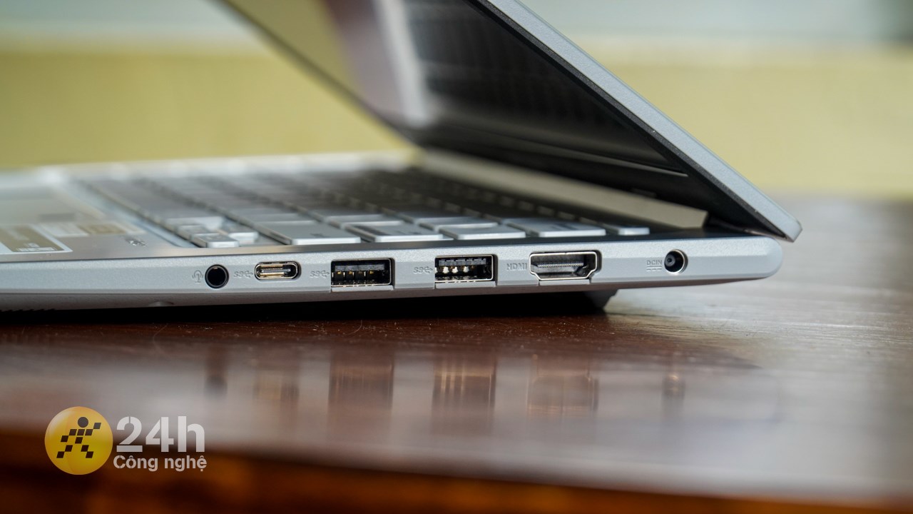 Cổng kết nối bên cạnh phải của ASUS Vivobook X1404ZA.