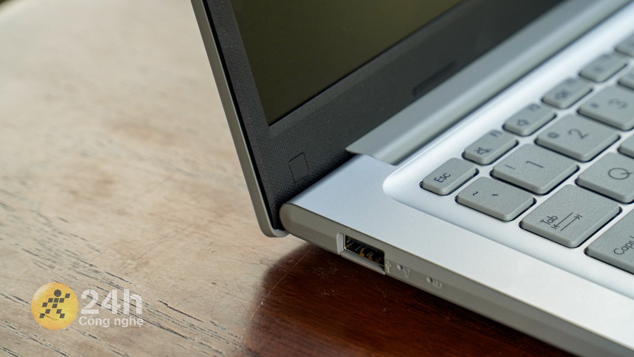 Cạnh trái của ASUS Vivobook X1404ZA có duy nhất một cổng USB-A 2.0