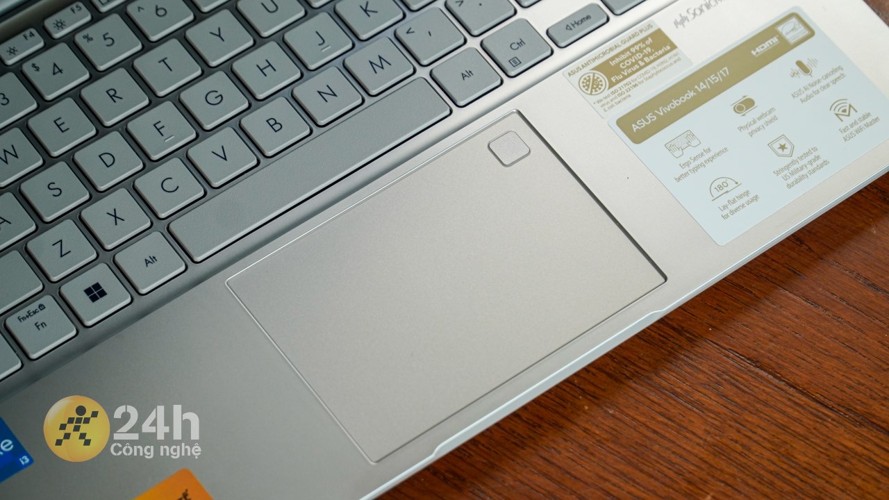 Bàn di chuột của ASUS Vivobook X1404ZA có độ phản hồi nhanh nhạy.