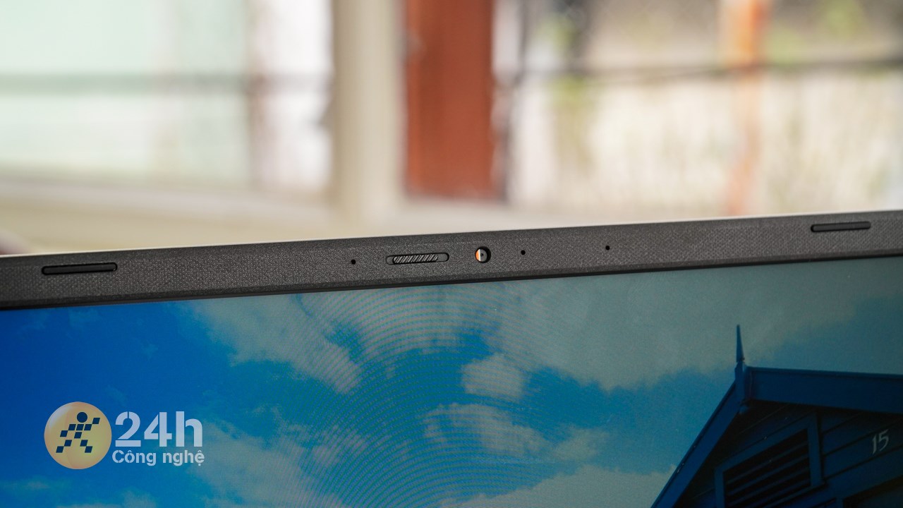 Cạnh trên của ASUS Vivobook X1404ZA có webcam và nút gạt màn trập.