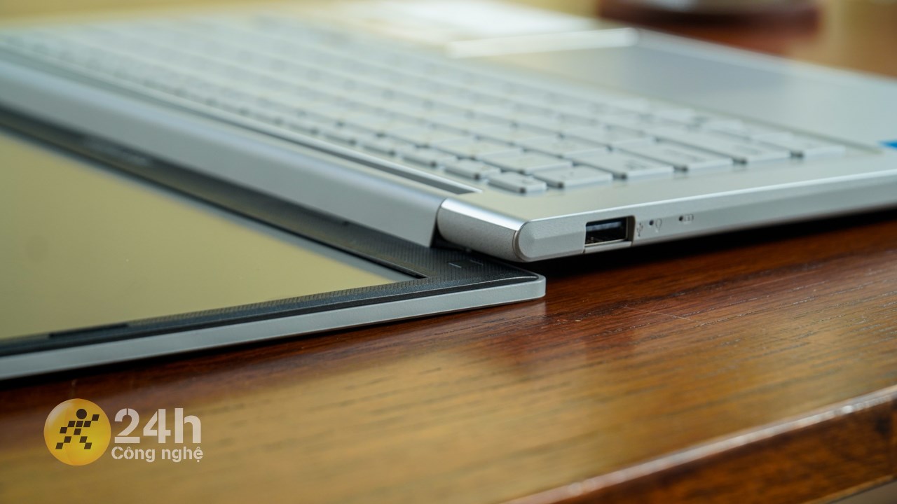 Bản lề của ASUS Vivobook X1404ZA có thể mở rộng 180 độ