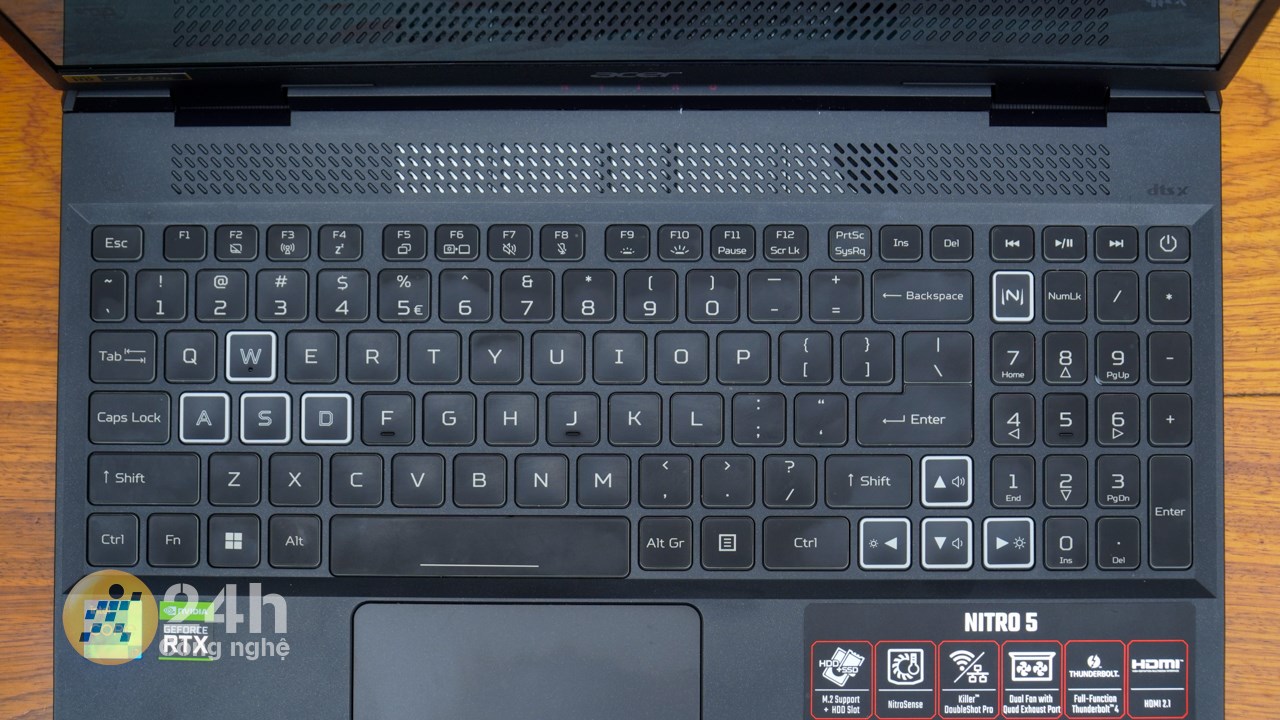 Acer Nitro 5 AN515 58 769J còn được trang bị bàn phím layout 98% và hoàn thiện tốt nhưng dễ bám mồ hôi, dấu vân tay.
