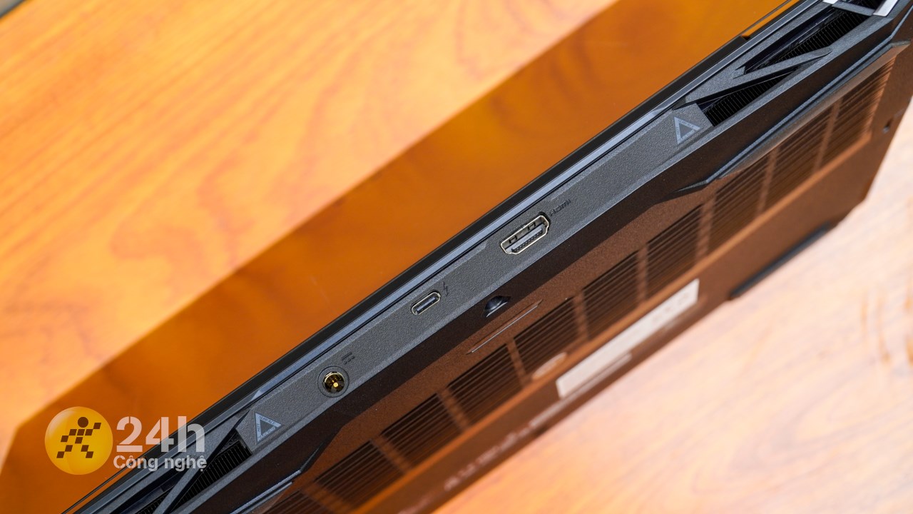 Cạnh đáy của Acer Nitro 5 AN515 58 769J.
