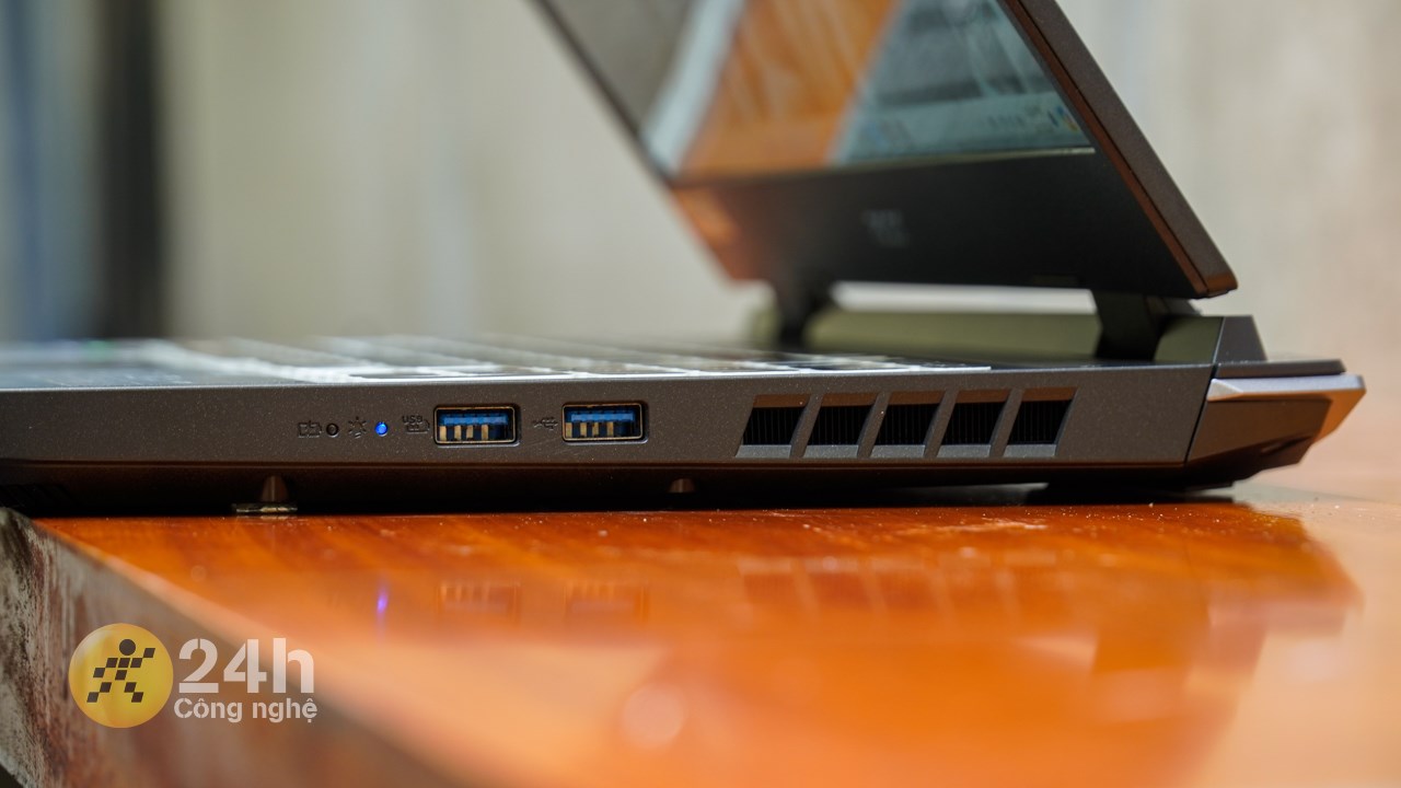 Cạnh phải của Acer Nitro 5 AN515 58 769J.