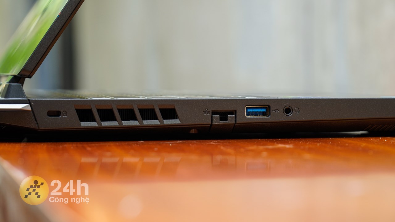 Cạnh trái của Acer Nitro 5 AN515 58 769J.