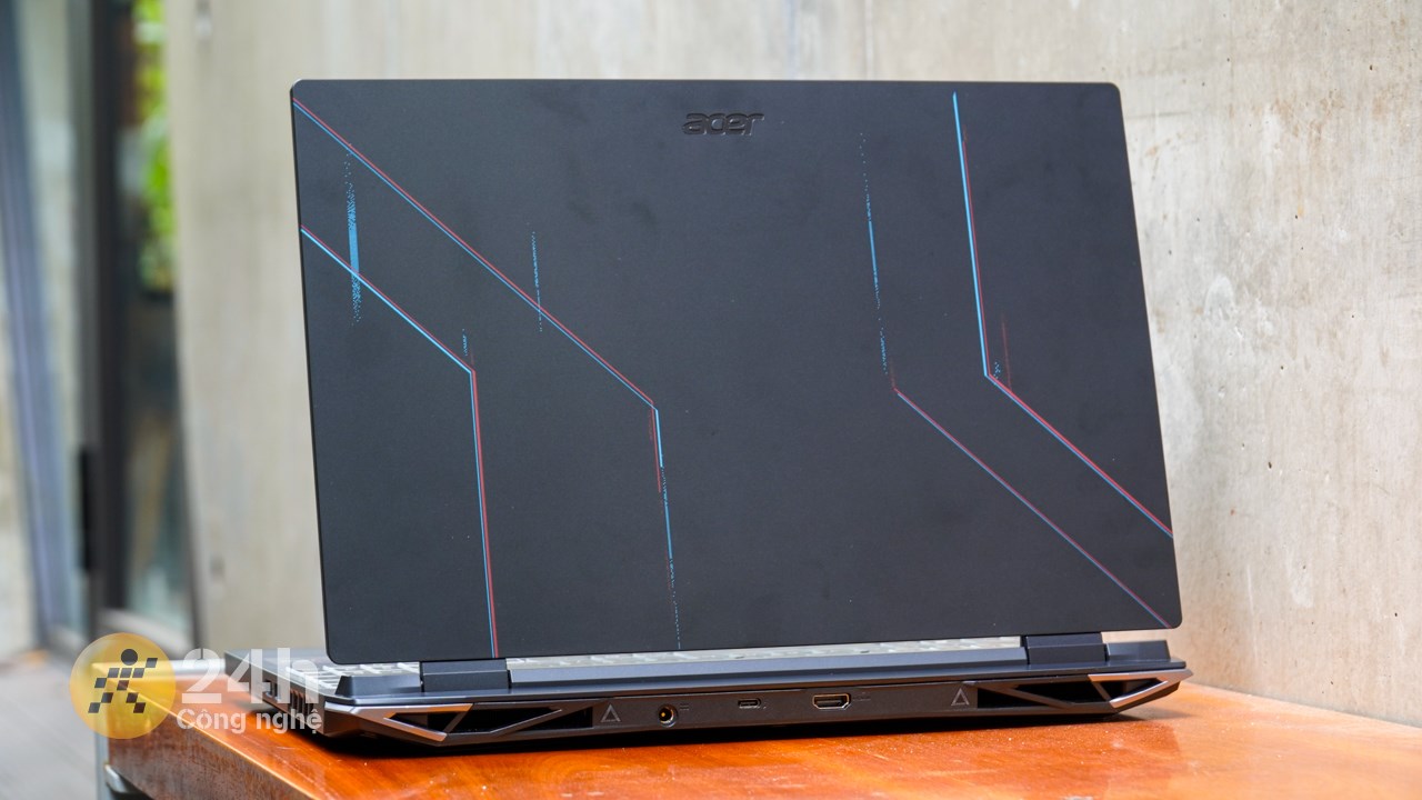 Thiết kế của Acer Nitro 5 AN515 58 769J rất gọn gàng và chắc chắn nhưng hơi nặng.