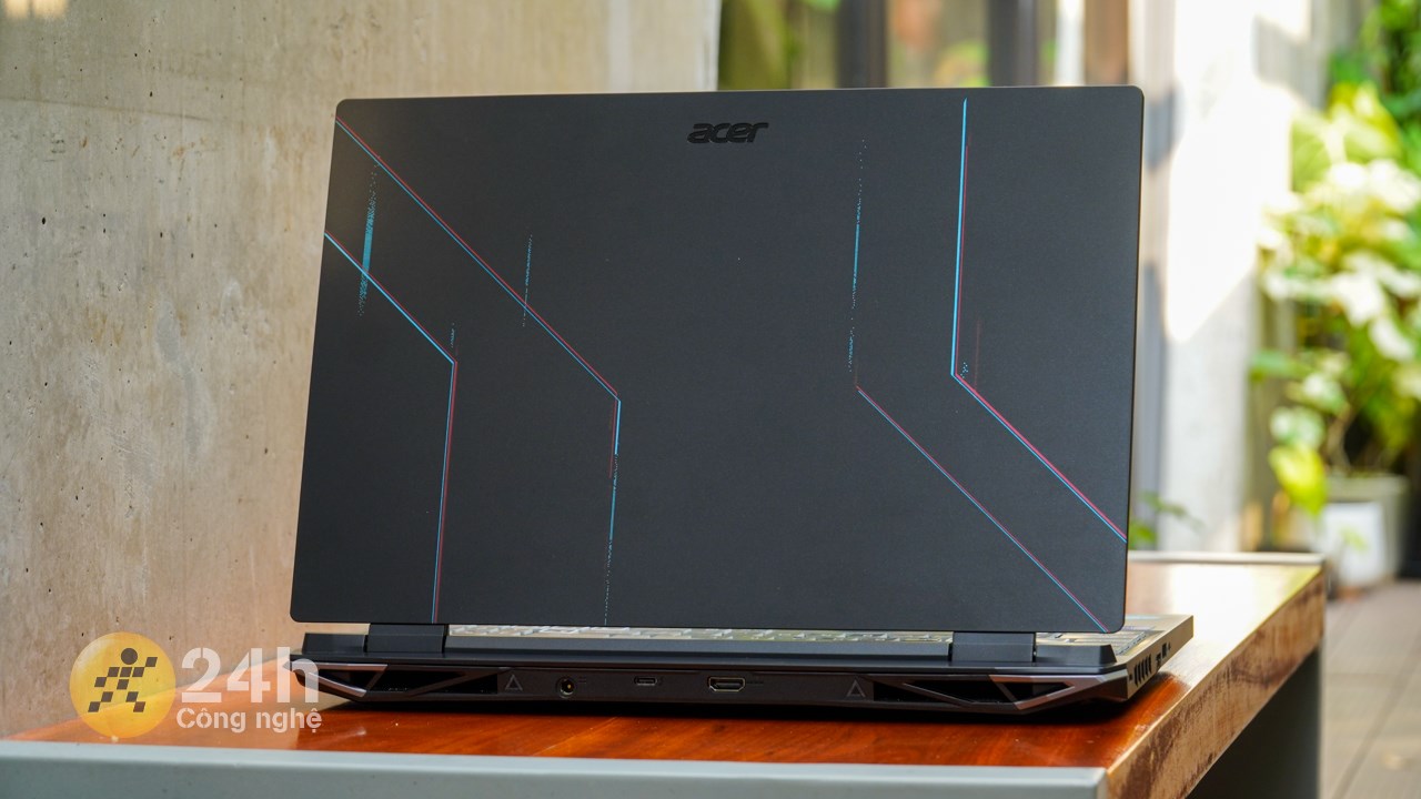 Thiết kế của Acer Nitro 5 AN515 58 769J rất đẹp nhờ những đường màu xanh, đỏ ở mặt A.