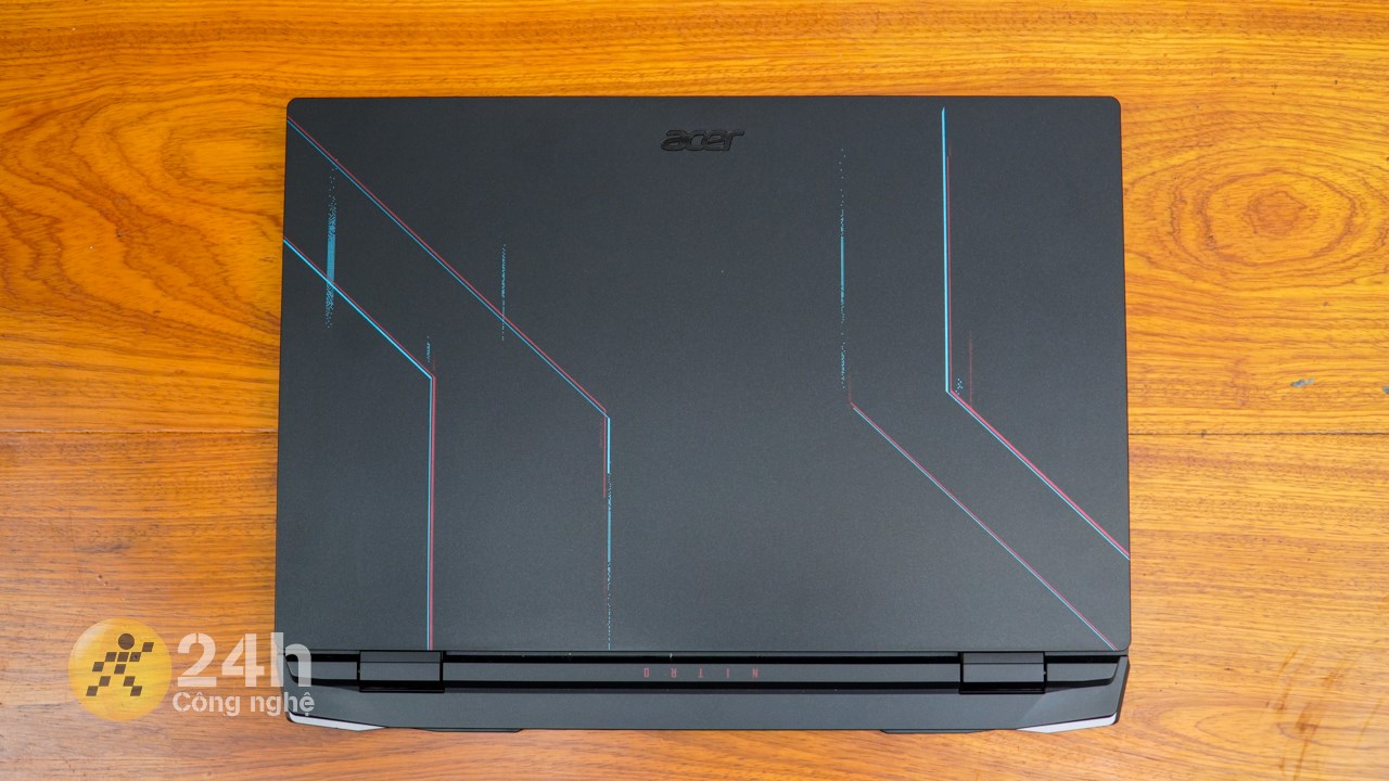 Acer Nitro 5 AN515 58 769J còn có phần đuôi được thiết kế rất đẹp.