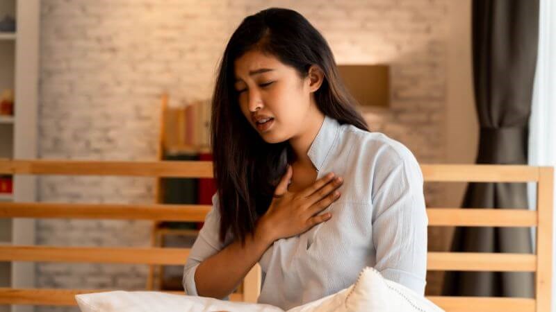 Khi xuất hiện mệt mỏi và khó thở kéo dài, người bệnh nên đến các cơ sở y tế để được thăm khám