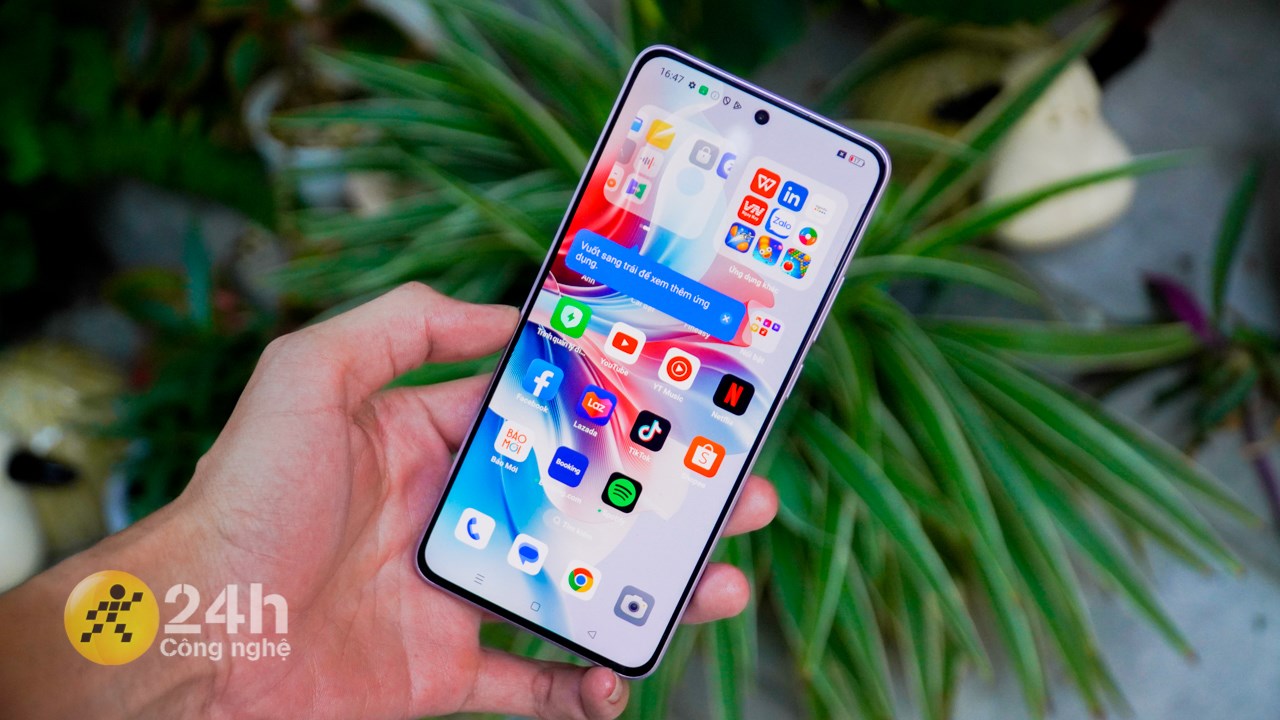 Màn hình OPPO Reno11 F 5G có viền siêu mỏng gần như bằng nhau ở cả bốn cạnh