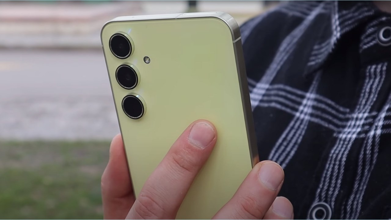 Một YouTuber người Nga đã đăng tải video đánh giá chi tiết Samsung Galaxy A55 5G