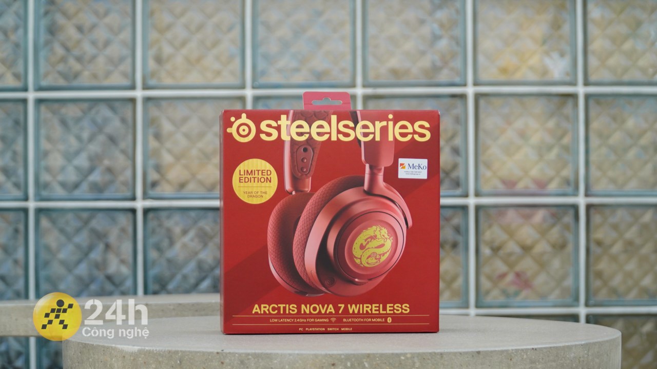 Phần hộp đựng của SteelSeries Arctis Nova 7 Dragon Edition được thiết kế rất đẹp với màu đỏ - vàng.