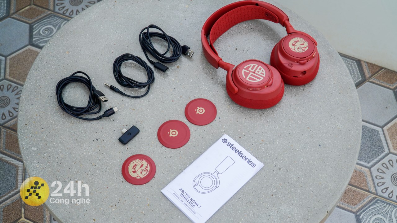 SteelSeries Arctis Nova 7 Dragon Edition còn đi kèm rất nhiều phụ kiện bên trong hộp.