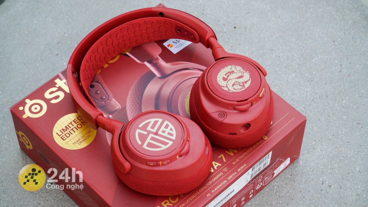 Thiết kế của SteelSeries Arctis Nova 7 Dragon Edition không khác nhiều so với SteelSeries Arctis Nova 7 ngoại trừ màu sắc.