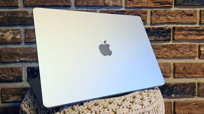 MacBook Air M3 được phủ thêm 1 lớp anode giúp giảm bám dấu vân tay hơn