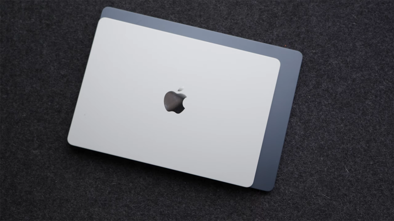 MacBook Air M3 vẫn được hoàn thiện tốt từ nhôm nguyên khối. Nguồn: Karl Conrad.