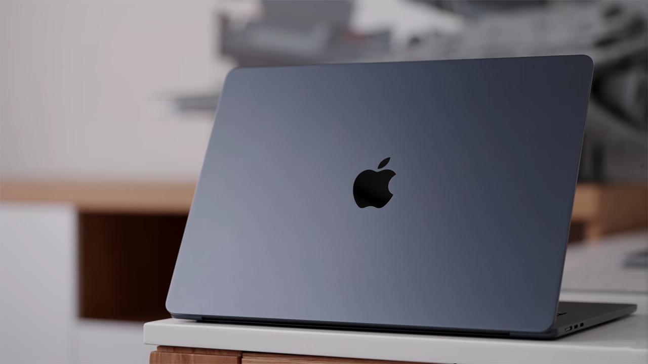 Các cạnh của MacBook Air M3 còn được thiết kế bo cong mềm mại để mang lại trải nghiệm cầm nắm thoải mái cho người dùng. Nguồn: Karl Conrad.
